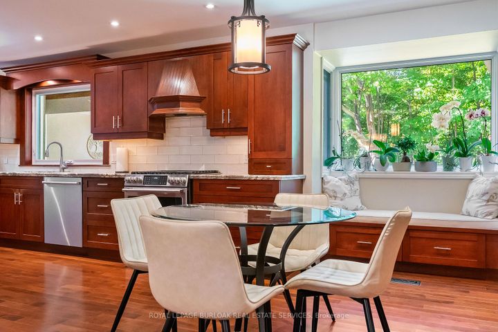 Photo 9 at 1318 Hillview Crescent, FA Falgarwood, Oakville