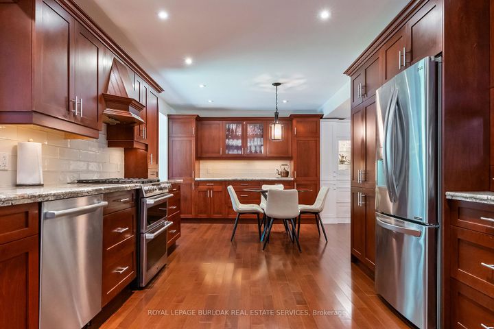 Photo 11 at 1318 Hillview Crescent, FA Falgarwood, Oakville