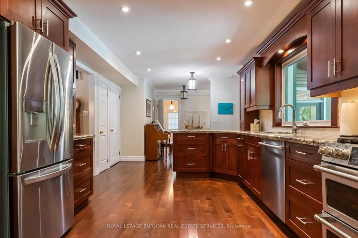 Photo 13 at 1318 Hillview Crescent, FA Falgarwood, Oakville