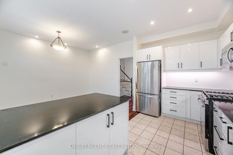 Photo 14 at 25 - 8038 Yonge Street, Uplands, Vaughan