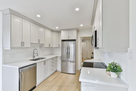 Photo 11 at 35 Buchanan Crescent, Aurora Village, Aurora