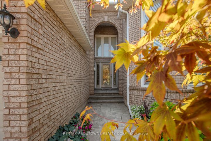 Photo 2 at 2310 Grand Ravine Drive, RO River Oaks, Oakville
