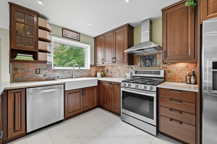 Photo 8 at 2310 Grand Ravine Drive, RO River Oaks, Oakville
