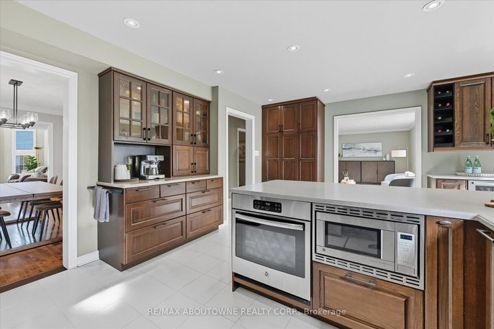 Photo 10 at 2310 Grand Ravine Drive, RO River Oaks, Oakville