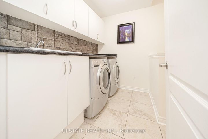 Photo 11 at 10 Agincourt Circle, Credit Valley, Brampton