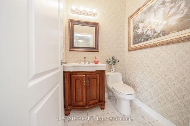 Photo 12 at 10 Agincourt Circle, Credit Valley, Brampton
