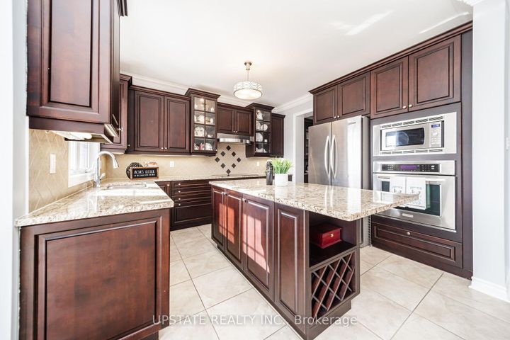 Photo 15 at 10 Agincourt Circle, Credit Valley, Brampton