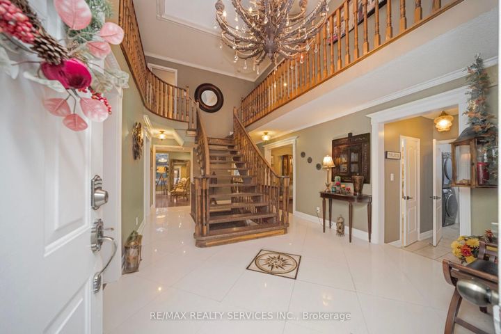 Photo 2 at 74 Leeward Drive N, Westgate, Brampton