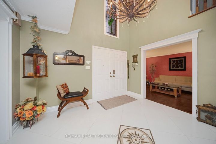 Photo 3 at 74 Leeward Drive N, Westgate, Brampton