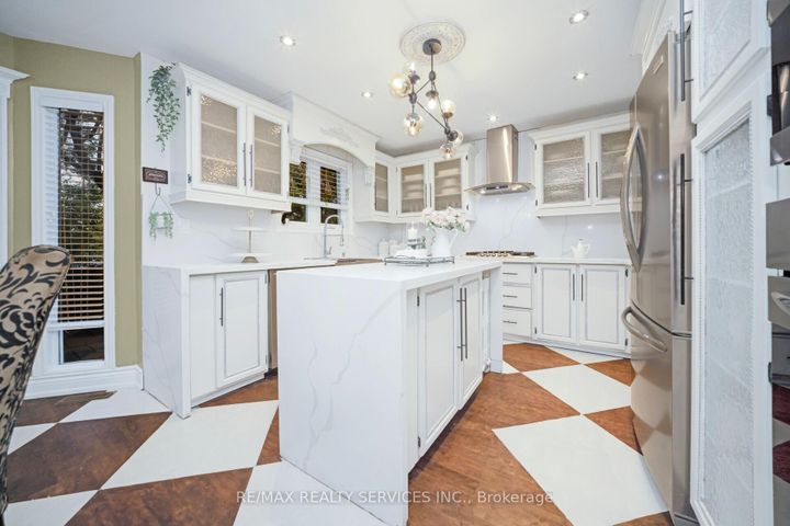 Photo 14 at 74 Leeward Drive N, Westgate, Brampton