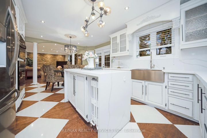 Photo 15 at 74 Leeward Drive N, Westgate, Brampton