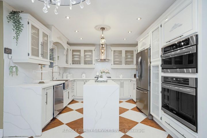 Photo 17 at 74 Leeward Drive N, Westgate, Brampton