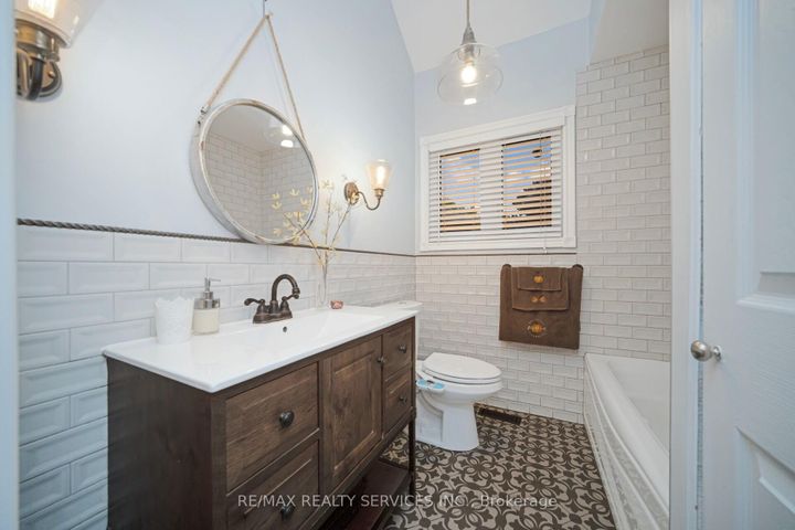 Photo 25 at 74 Leeward Drive N, Westgate, Brampton