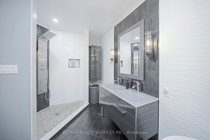 Photo 31 at 74 Leeward Drive N, Westgate, Brampton