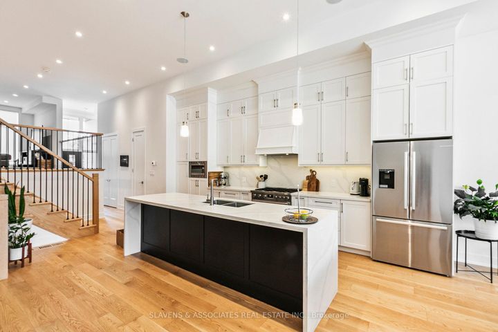 Photo 2 at 1040 Enola Avenue, Lakeview, Mississauga