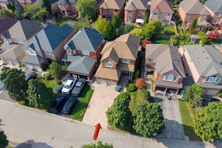 Photo 2 at 5119 Forestwalk Circle, Hurontario, Mississauga