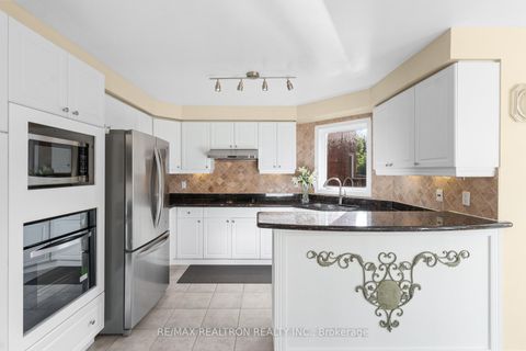 Photo 18 at 56 Sadot Court, Beverley Glen, Vaughan