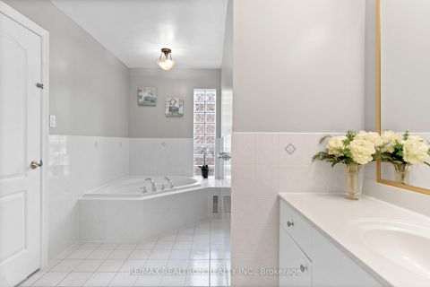 Photo 24 at 56 Sadot Court, Beverley Glen, Vaughan