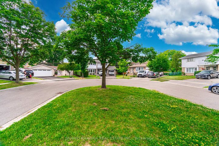 Photo 1 at 3286 Gatliff Court, Applewood, Mississauga