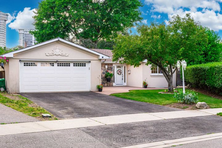 Photo 2 at 3286 Gatliff Court, Applewood, Mississauga