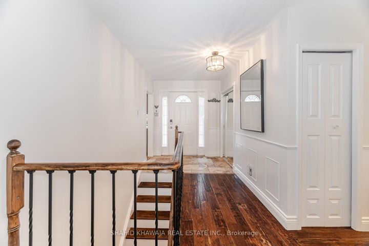 Photo 4 at 3286 Gatliff Court, Applewood, Mississauga