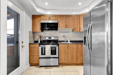 Photo 7 at 42 - 740 Kennedy Road, Ionview, Toronto