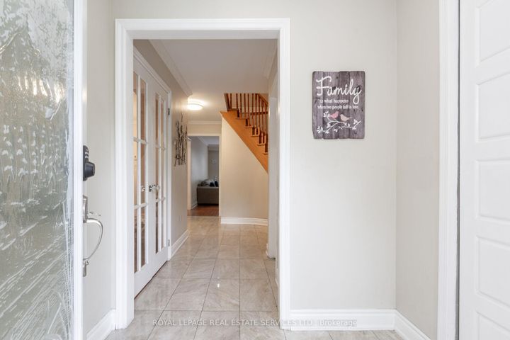 Photo 3 at 1536 Kirkrow Crescent, East Credit, Mississauga