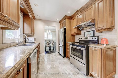 Photo 3 at 27 Pugsley Avenue, Crosby, Richmond Hill