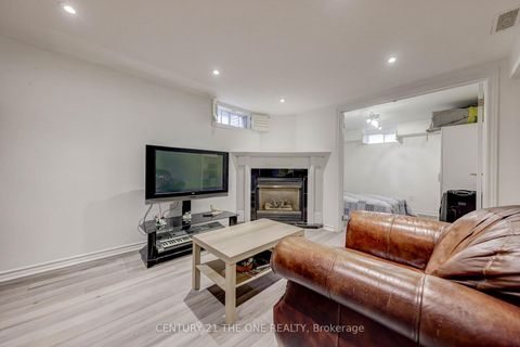 Photo 13 at 27 Pugsley Avenue, Crosby, Richmond Hill