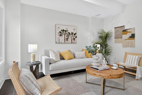 Photo 2 at 27 Beverley Glen Boulevard, Beverley Glen, Vaughan Photo 2 at 27 Beverley Glen Boulevard, Beverley Glen, Vaughan