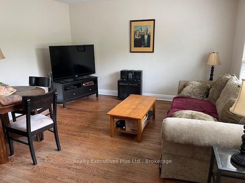Photo 2 at 122 Hawthorne Road, CO Central, Oakville