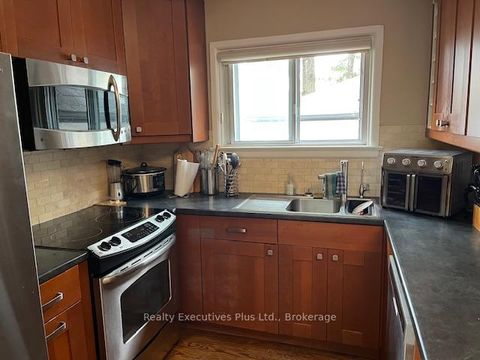 Photo 5 at 122 Hawthorne Road, CO Central, Oakville