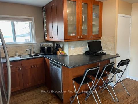 Photo 7 at 122 Hawthorne Road, CO Central, Oakville