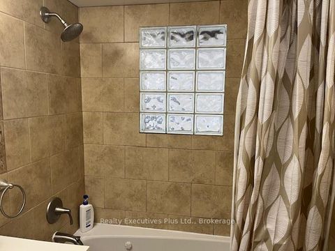 Photo 8 at 122 Hawthorne Road, CO Central, Oakville