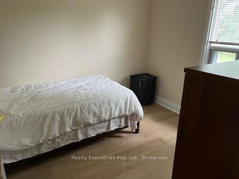 Photo 11 at 122 Hawthorne Road, CO Central, Oakville
