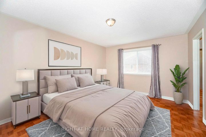 Photo 8 at 910 Oaktree Crescent, Summerhill Estates, Newmarket