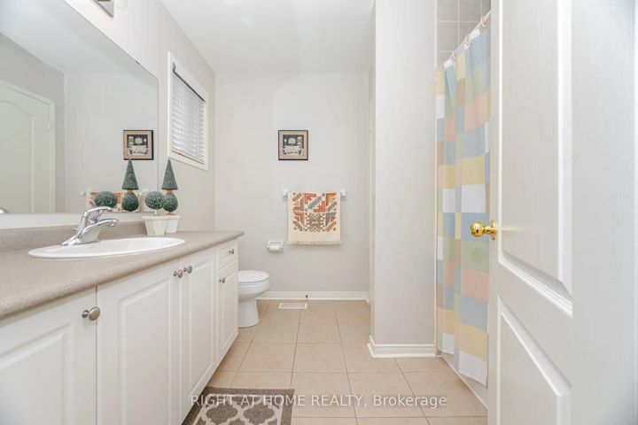 Photo 9 at 910 Oaktree Crescent, Summerhill Estates, Newmarket
