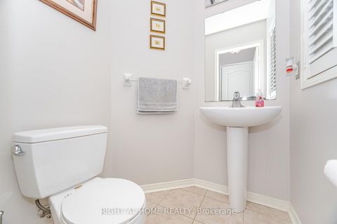 Photo 7 at 910 Oaktree Crescent, Summerhill Estates, Newmarket