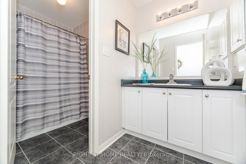 Photo 11 at 910 Oaktree Crescent, Summerhill Estates, Newmarket