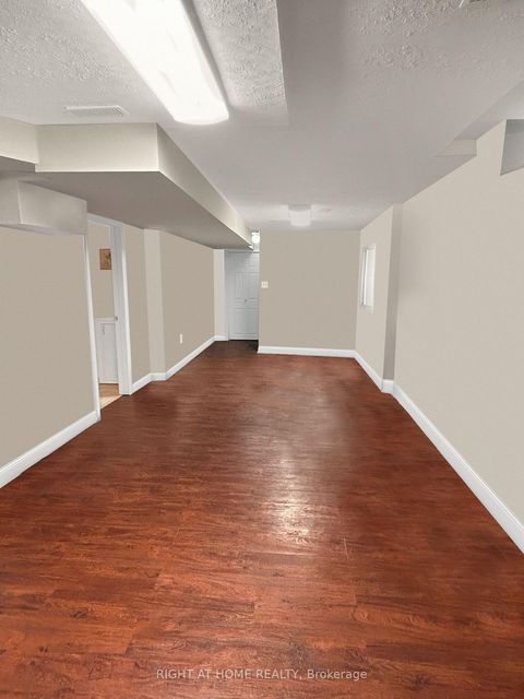 Photo 15 at 910 Oaktree Crescent, Summerhill Estates, Newmarket