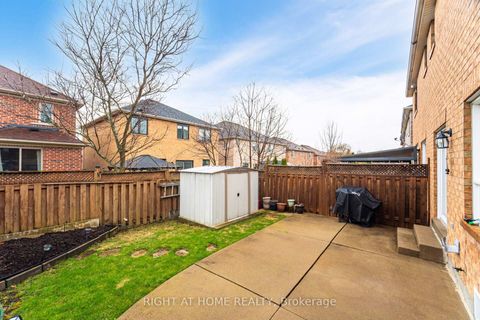 Photo 17 at 910 Oaktree Crescent, Summerhill Estates, Newmarket