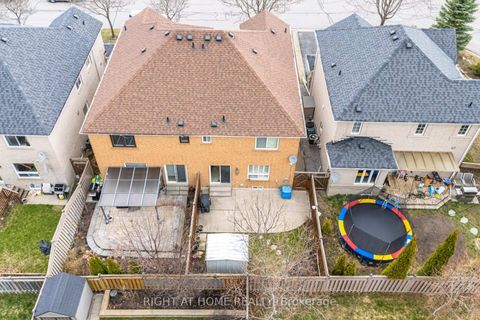 Photo 18 at 910 Oaktree Crescent, Summerhill Estates, Newmarket