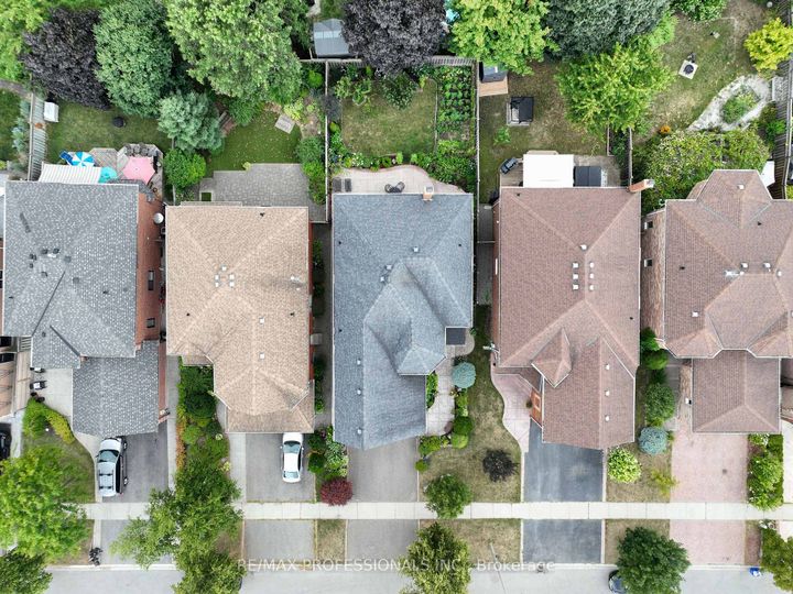 Photo 2 at 183 Barber Drive, Georgetown, Halton Hills
