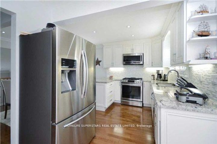Photo 1 at 6 Farley Road, Fletcher's West, Brampton