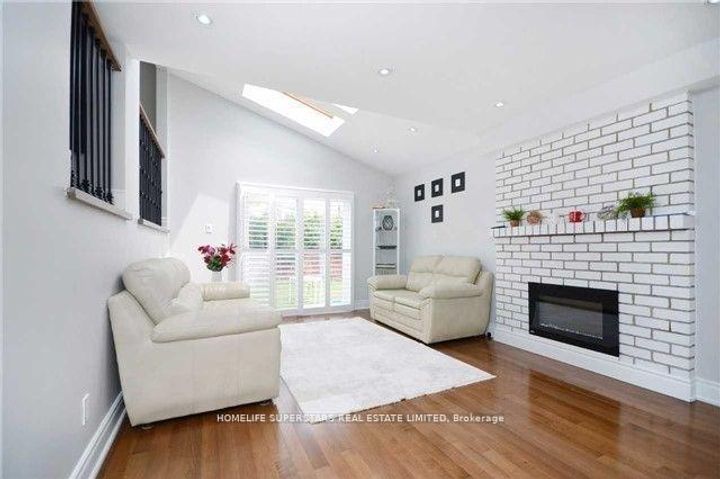 Photo 2 at 6 Farley Road, Fletcher's West, Brampton