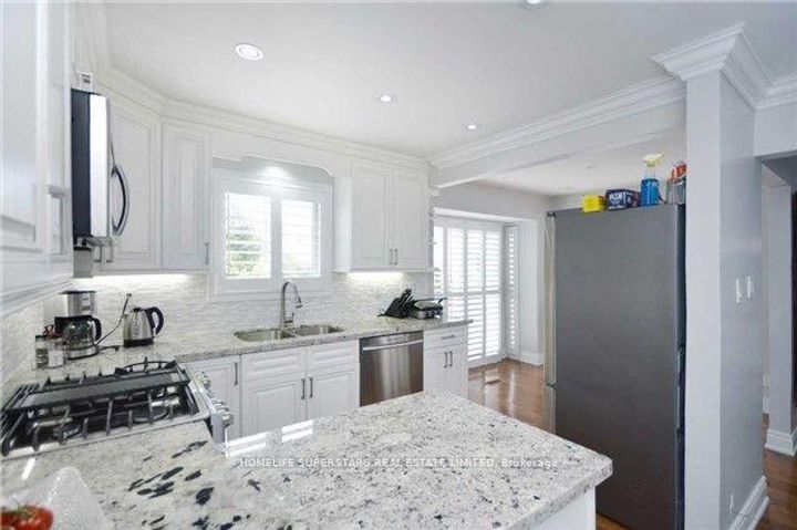 Photo 7 at 6 Farley Road, Fletcher's West, Brampton
