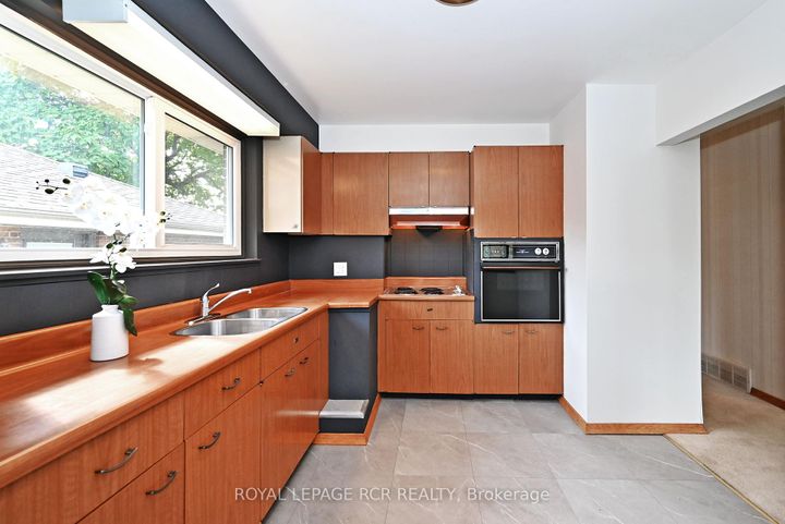 Photo 17 at 16 Cathedral Road, Brampton East, Brampton