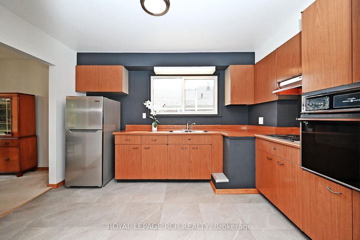 Photo 21 at 16 Cathedral Road, Brampton East, Brampton