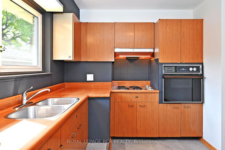 Photo 23 at 16 Cathedral Road, Brampton East, Brampton