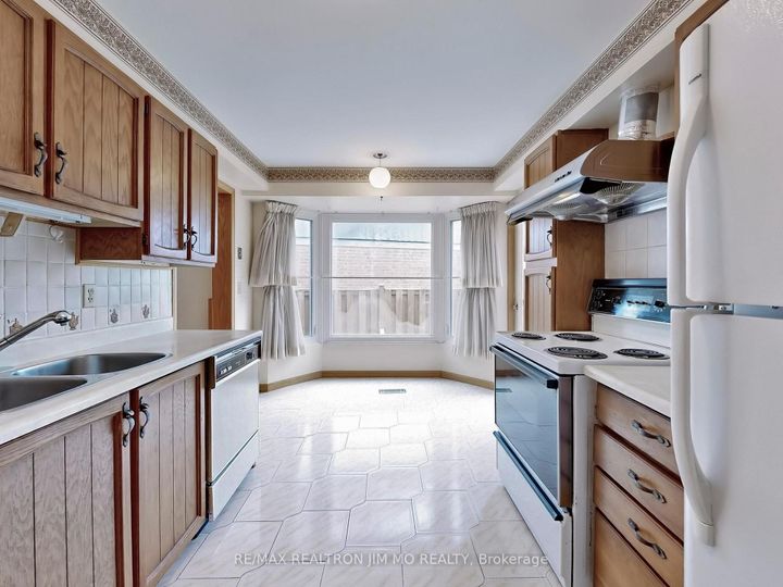 Photo 4 at 90 Belinda Square, Steeles, Toronto
